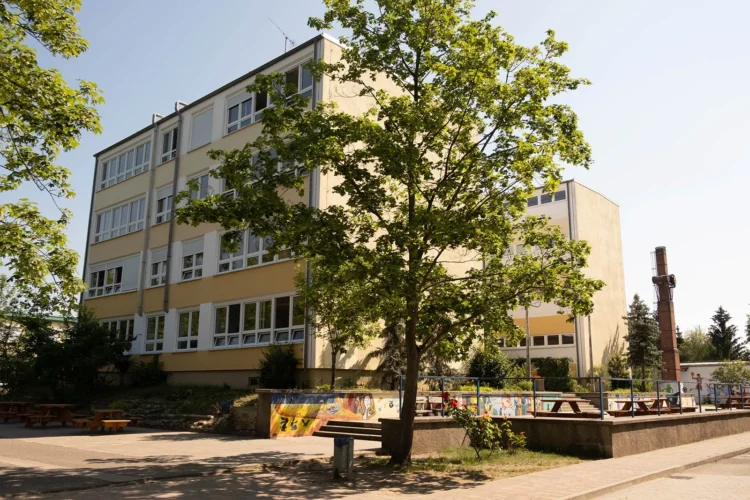 TFSL-03-Schule-vorne